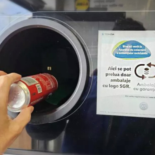 Situație tensionată la punctul de colectare automată a ambalajelor din Cluj, semnalată de un cetățean, potrivit stiridecluj.ro. Clujeanul acuză faptul că paznicii din zonă nu se angajează să asigure corectitudinea procesului de reciclare. Acesta menționează că aparatul acceptă ambalaje necorespunzătoare, precum pahare de plastic noi, neutilizate. În plus, angajații supraveghetori păstrează o atitudine ostilă și abuzivă față de persoanele care încearcă să recicleze în mod corect, chiar dacă acestea sunt de bună credință.