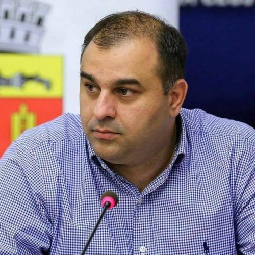 Dan Tarcea, viceprimar al Clujului, își face publică averea după ce Curtea Constituțională a decis să secretizeze aceste declarații, potrivit stiridecluj.ro. În documentul său de avere, el menționează dețineri semnificative în domeniul imobiliar, inclusiv opt terenuri agricole și patru terenuri în intravilan, totalizând peste 50 de hectare în județul Cluj.