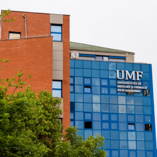 Universitatea de Medicină și Farmacie &quot;Iuliu Hațieganu&quot; din Cluj-Napoca anunță o noutate importantă pentru admiterea din anul universitar 2025-2026. Potrivit stiridecluj.ro, pentru prima dată, în oferta educațională a universității va fi disponibilă o secție de Medicină Militară cu 10 locuri speciale. Acest lucru reprezintă o extindere semnificativă a programelor universitare, menită să sprijine sistemul medical militar din România, în contextul în care nevoia de personal medical pregătit pentru intervenții în situații de criză devine tot mai mare.