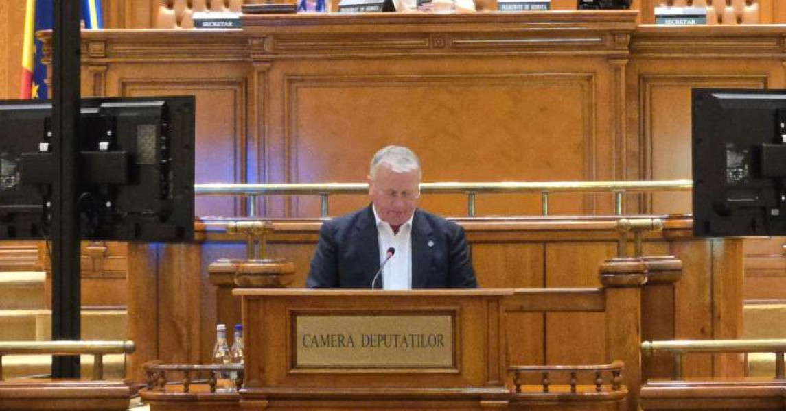 Deputatul Remus Lăpusan, din Cluj, a abordat problema sistemului de învățământ românesc în discursul său din Parlament, potrivit stiridecluj.ro. El subliniază faptul că educația de calitate trebuie să fie prioritară, deoarece aceasta asigură competențe adecvate pentru performanță superioară la locul de muncă și, în final, contribuie la o creștere economică durabilă.