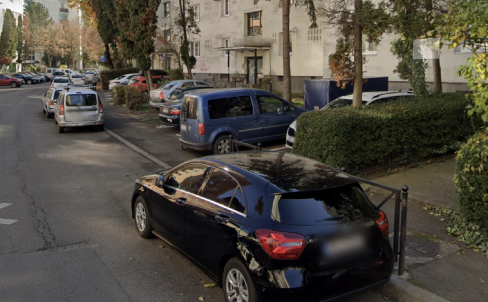 Locuri de parcare rezervate ilegal în cartierul clujean