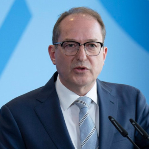 Numărul extremiștilor de extremă dreaptă din Germania a crescut semnificativ în 2024, informează un raport prezentat de ministrul de interne, Alexander Dobrindt. Conform documentului, monitorizarea serviciilor de informații interne, Oficiul federal pentru apărarea Constituției, arată că, anul trecut, numărul persoanelor aflate în vizor a ajuns la 50.250, în creștere cu 23%.