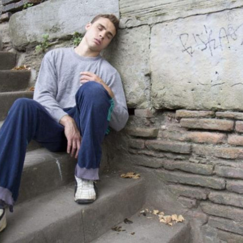 Discuții aprinse după ce un tânăr din Cluj-Napoca s-a plâns că „moare de foame” și a cerut ajutor: „Nu ține vrăjeala man, marș la muncă!”