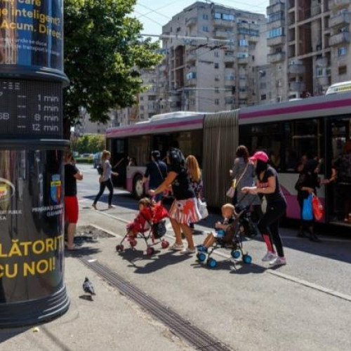 Clujenii cer conducerii CTP să dezvolte stațiile de autobuz din oraș. Oamenii se plâng că nu au unde se ascunde de soare