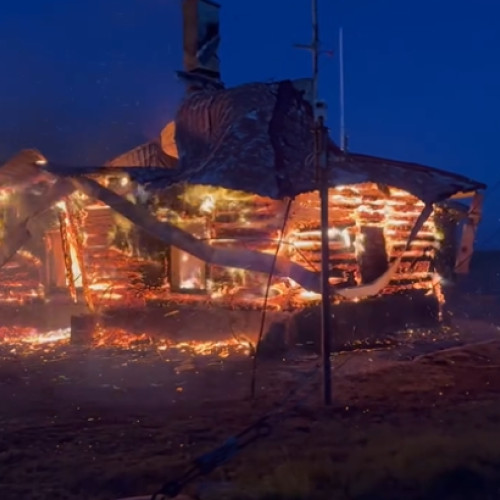 Imagini apocaliptice la Stația Meteo Vlădeasa! Totul s-a prefăcut în cenușă după incendiul devastator. Pompierii s-au luptat ore în șir cu flăcările