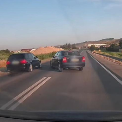 Cluj: La un pas de tragedie! Doi șoferi, aproape să producă un accident grav la primele ore ale dimineții: „Prietenaș, nu te văd bine”. VIDEO