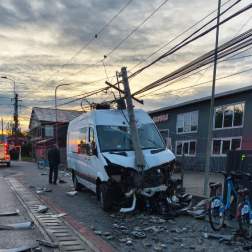Accident grav pe strada Bistritei din Dej: autoutilitară a spulberat o stație de biciclete și a rupt un stâlp de electricitate