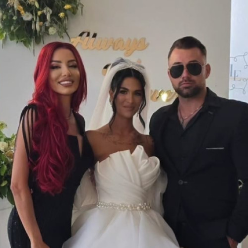 Larisa Martan, cunoscută ca &quot;Ispita Lala&quot;, a avut un weekend plin de momente speciale, în care și-a unit destinul cu Radu și a botezat-o pe fiica sa. Evenimentul a fost marcat de prezența unor figuri cunoscute din showbiz, printre care Anamaria Vaida și Claudiu Dragota, ambii participanți la emisiunea „Insula Iubirii”. Potrivit stiridecluj.ro, Anamaria a atras toate privirile la eveniment, fiind adusă la brațul lui Claudiu, ceea ce semnalează faptul că povestea lor de dragoste, începută după filmări, devine tot mai fermă.