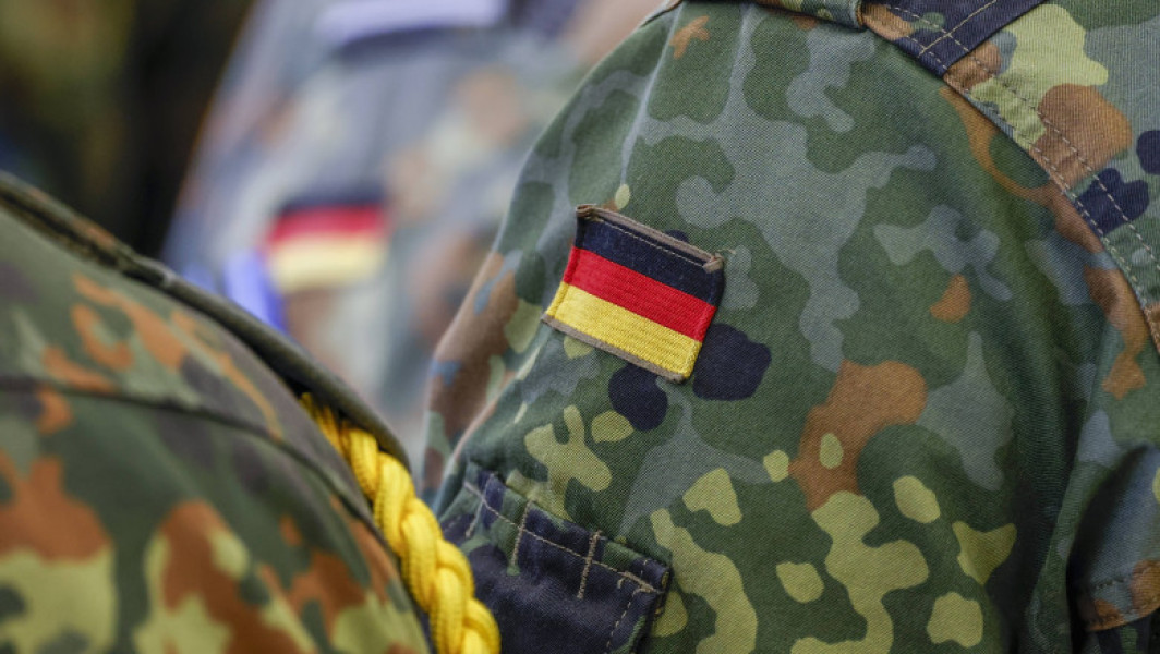Guvernul german a stabilit crearea unui nou consiliu de securitate permanent, în cadrul unor măsuri menite să consolideze apărarea națională și să planifice riscurile viitoare. Potrivit Digi24, acest organism va înlocui actualul Consiliu Federal de Securitate și va avea ca scop coordonarea eficientă a politicilor de securitate pe termen mediu și lung, după ce Germania a fost luată total prin surprindere de invazia Rusiei în Ucraina din 2022. În plus, cabinetul a adoptat un proiect de lege pentru introducerea serviciului militar voluntar, cu intenția de a revizui și reintroduce recrutarea obligatorie dacă este necesar.