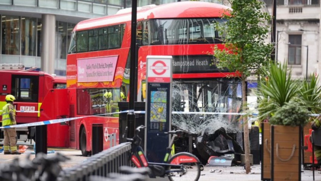 Autobuz a lovit pietoni în Londra; mai multe persoane au fost transportate la spital