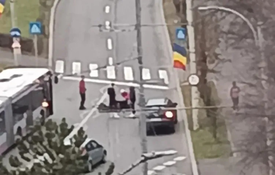 Un gest de solidaritate în Cluj-Napoca: două doamne au sprijinit biciclistul rănit