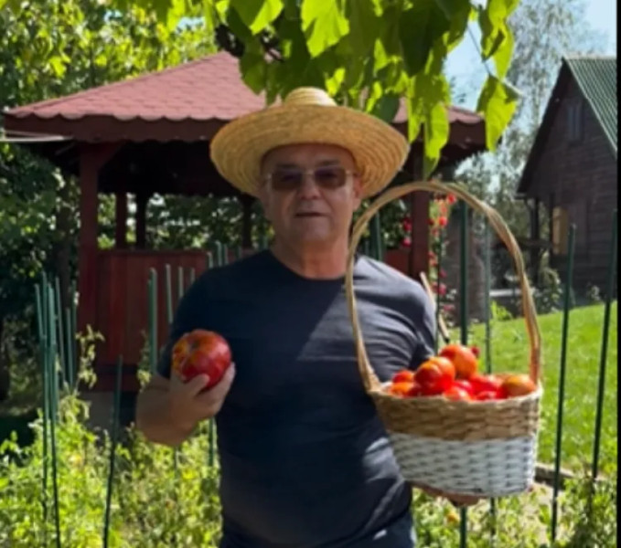Primarul Emil Boc sărbătorește ziua de naștere acasă, apreciind recolta din grădina proprie