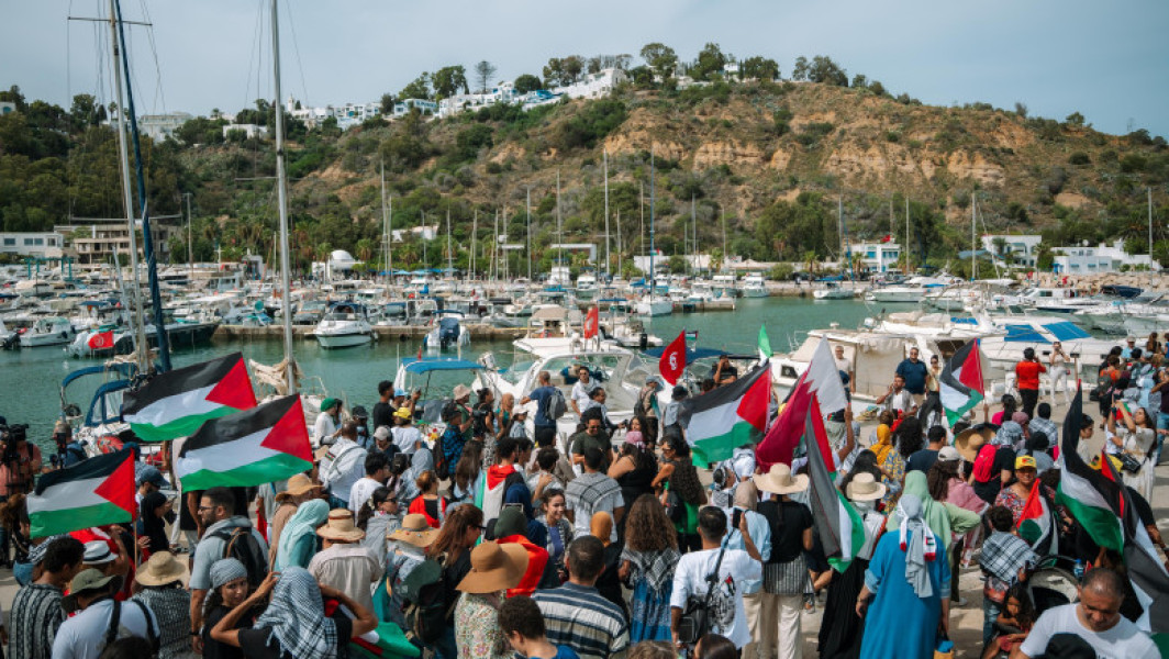 Mulțime întâmpină Greta Thunberg în portul Sidi Bou Said, în așteptarea flotilei spre Gaza