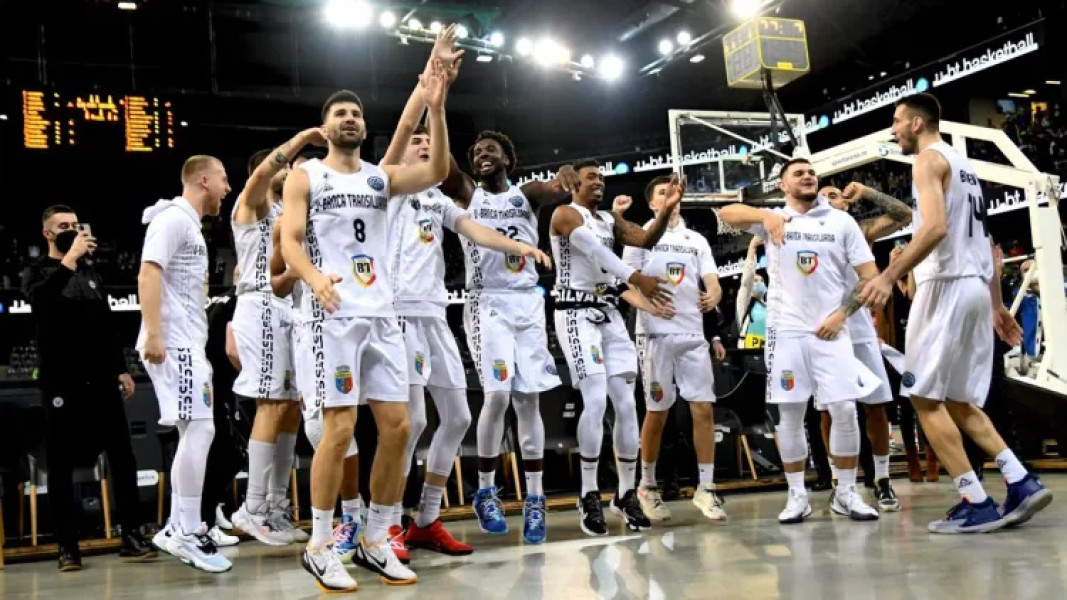 U-BT Cluj-Napoca debutează cu victorie în primul amical al verii! 99-90 cu CS Vâlcea, dar antrenorul avertizează: „Mai avem mult de pus la punct”