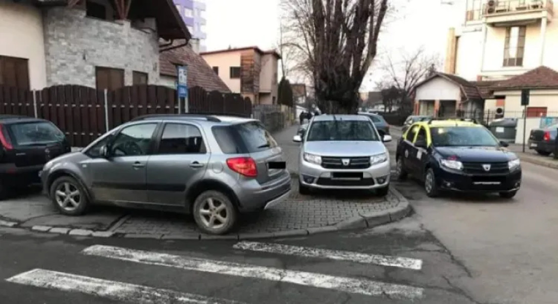 Trafic blocat pe strada Retezat din cauza mașinilor parcate neregulamentar