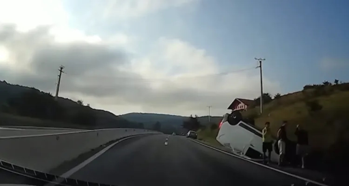 Accident rutier lângă Cluj: un autoturism s-a răsturnat, fără răni