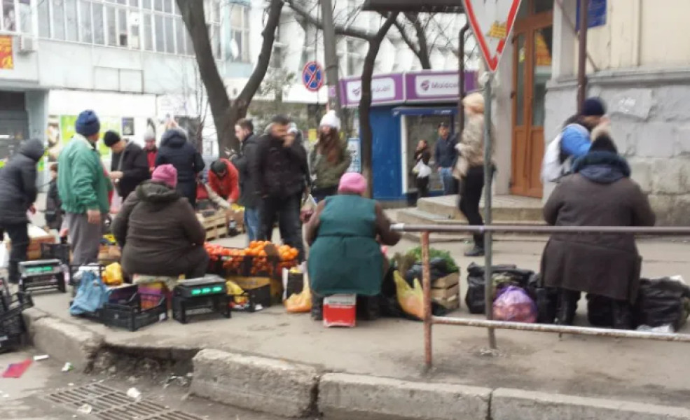 Clujenii reclamă depozitarea legumelor pe bordură pe Dunării și în Piața Mărăști