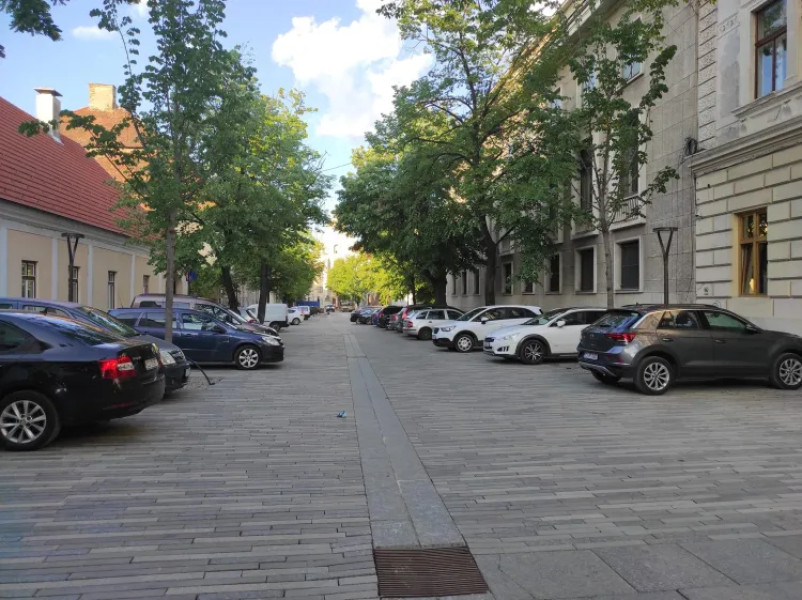 Cluj-Napoca: mașini parchează pe strada pietonală în timpul dimineții
