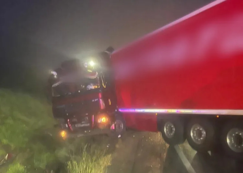Accident pe DN1-E60 în zona Șaula: un autotren s-a oprit în șanț, fără victime