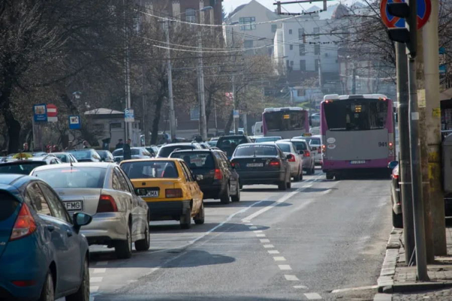 Trafic intens pe Bulevardul Muncii din cauza lucrărilor în timpul zilei