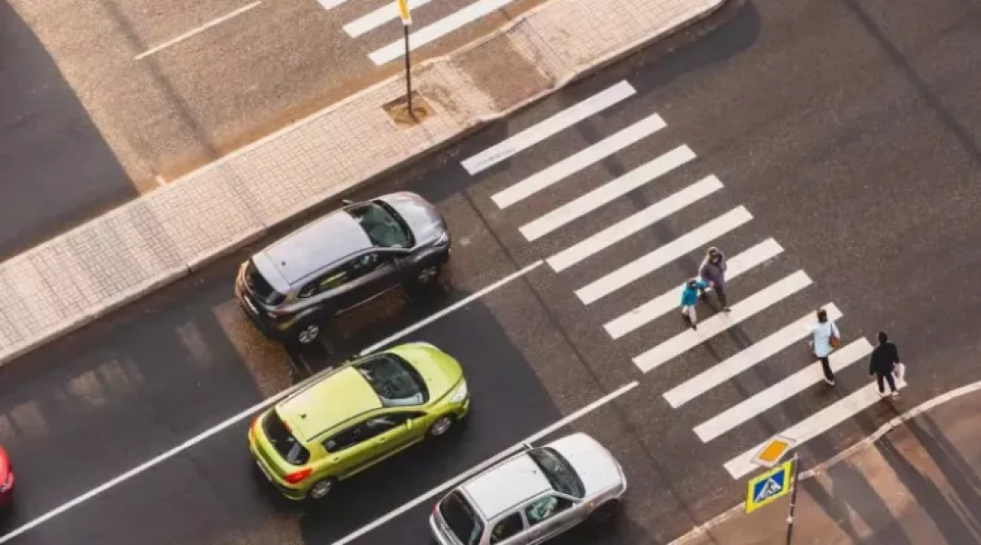 Locuitorii din Cluj-Napoca cer creșterea timpului verde pentru pietoni pe Strada Plopilor