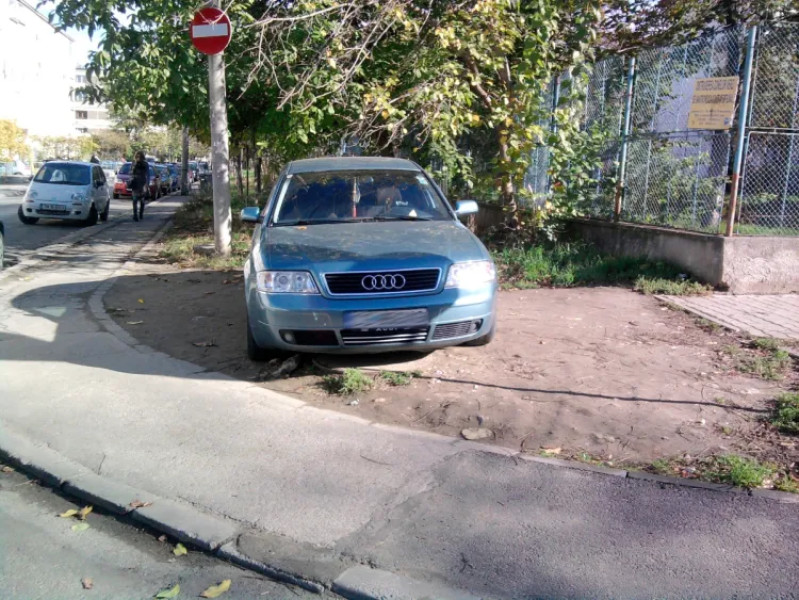 Spațiu verde din Mărăști transformat în parcare, nemulțumește locuitorii