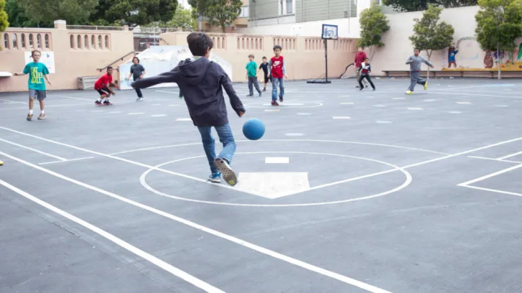 Clujul se transformă din nou într-un teren de joacă în aer liber! Urban Playfield aduce un weekend plin de mișcare și voie bună pentru clujeni VIDEO