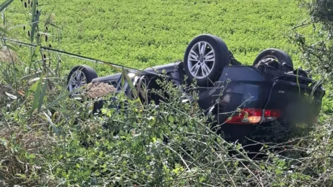 Accident în Cluj: O mașină s-a răsturnat, iar un tânăr de aproximativ 20 de ani a fost dus la spital pentru îngrijiri