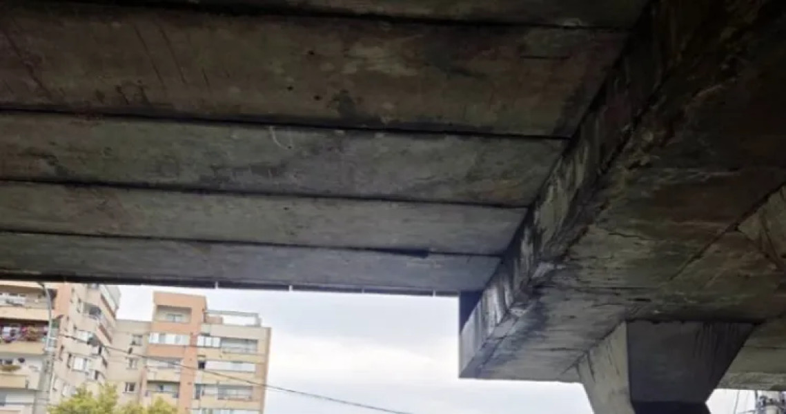 Podul Calvaria, un adevărat pericol. Un clujean avertizează trecătorii să fie atenți: „Bucata de beton poate cădea în orice moment în capul cuiva!”