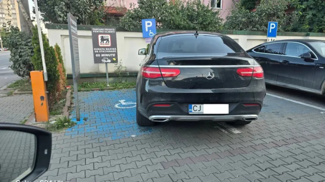 Un clujean s-a parcat lejer pe două locuri pentru persoanele cu handicap. Schimb acid de replici după ce a fost confruntat: „Ești un nesimțit!”