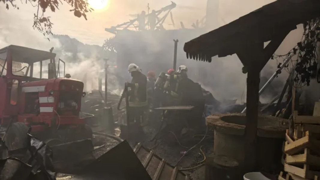 Imagini dramatice din Cluj: Acoperișul unei case și patru anexe gospodărești au luat foc. Pompierii au stins incendiul doar cu rezervele din autospeciale