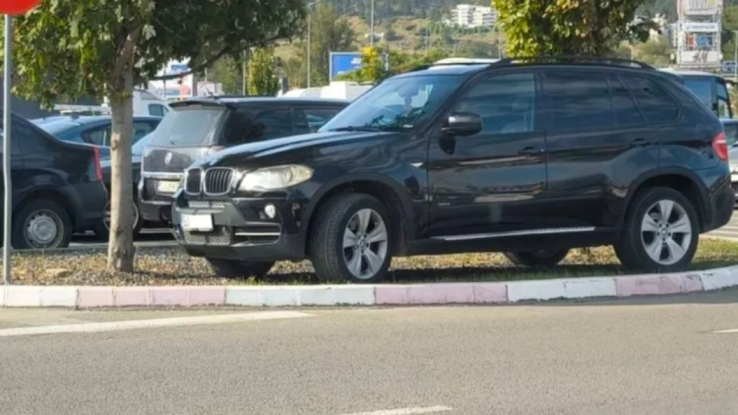 Altă parcare de 5 stele în Cluj: Un BMW cu numere de București s-a parcat „la umbră”, fix pe spațiul verde. „Nu ne mai facem bine”
