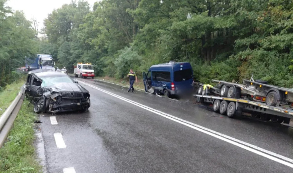 Cum s-a produs accidentul din Cluj: O mașină s-a izbit de o autoutilitară cu remorcă după ce șoferul a pierdut controlul volanului. 3 persoane rănite