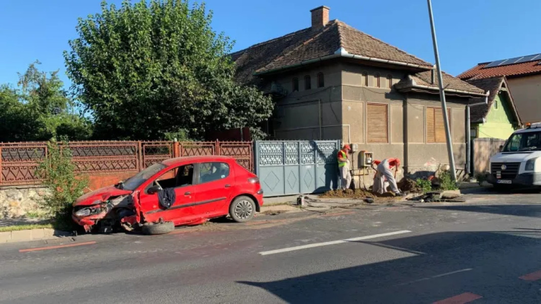 Accident spectaculos în Cluj: Două mașini s-au ciocnit violent, iar una a fost proiectată în gardul unei case și a rupt conducta de gaz