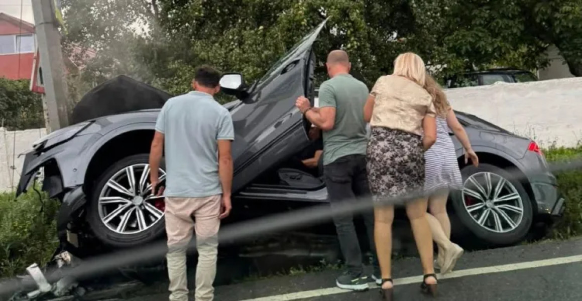 Accident la Vâlcele. O mașină a ajuns în șanț și s-a oprit într-un stâlp de electricitate. Al cincilea accident azi în județul Cluj FOTO