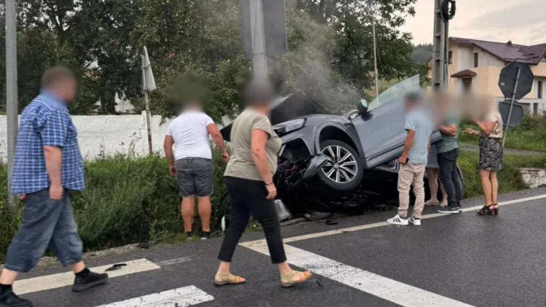 Accident rutier în Cluj: O mașină a intrat într-un stâlp de curent, iar un bărbat de 55 de ani a fost transportat la spital FOTO