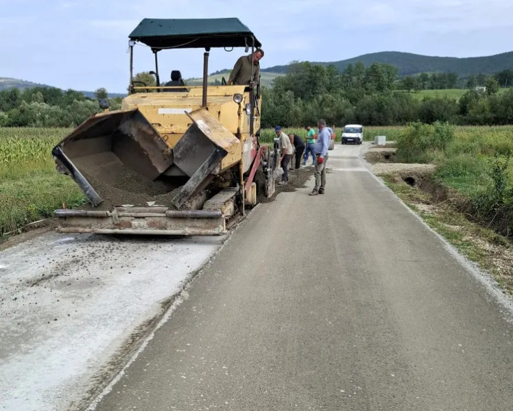 Vești bune pentru șoferii din Cluj: Un tronson important de drum din județ intră în etapa finală de asfaltare și modernizare totală