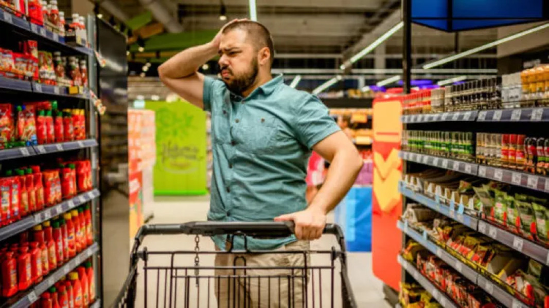 Români, pregătiți-vă: Lista completă cu alimentele care se scumpesc de la 1 octombrie. Guvernul renunță la plafonarea adaosului comercial