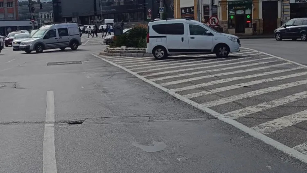 Șofer „descurcăreț” în Cluj-Napoca: Parcarea cu plată era goală, dar a ales să parcheze mașina pe spațiul hașurat din Piața Mihai Viteazu FOTO