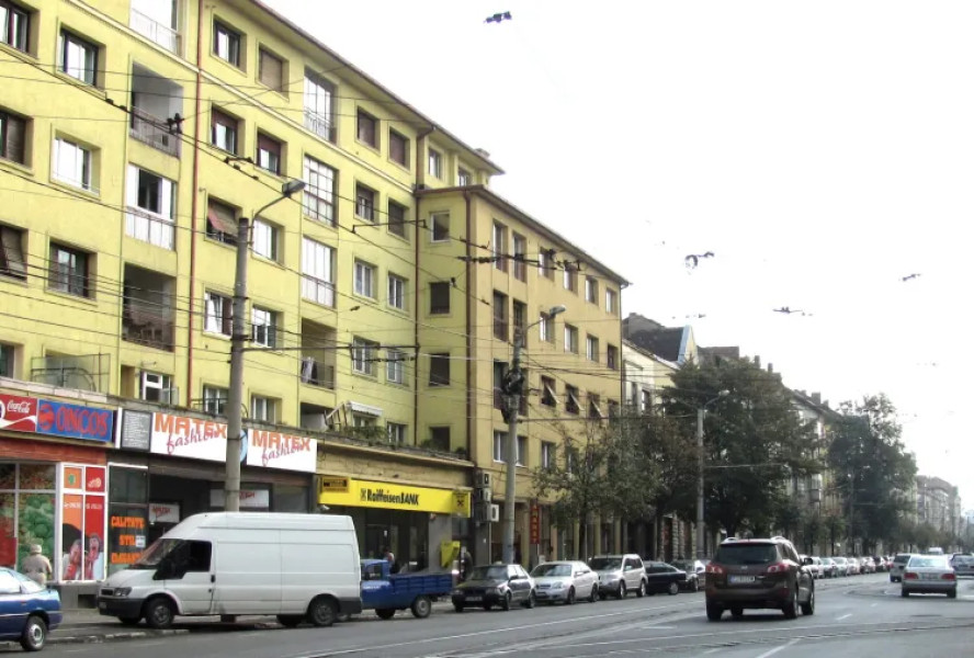 Haos pe strada Horea din Cluj-Napoca de când a început școala! Zeci de mașini parcate ilegal paralizează banda 1 și pun în pericol pietonii și bicicliștii!