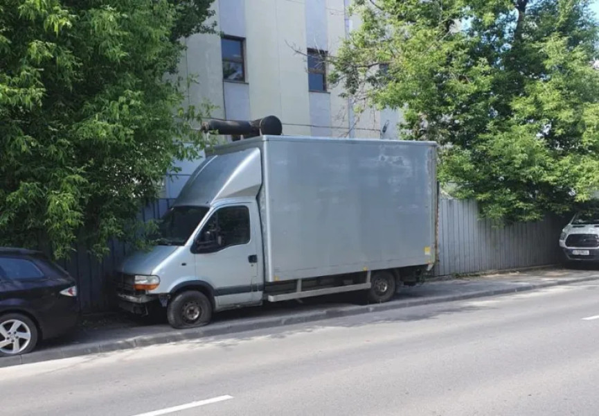 Nesimțire totală a unui șofer din Cluj-Napoca! O dubă abandonată blochează trotuarele și forțează mămicile cu cărucioare să intre în trafic aglomerat