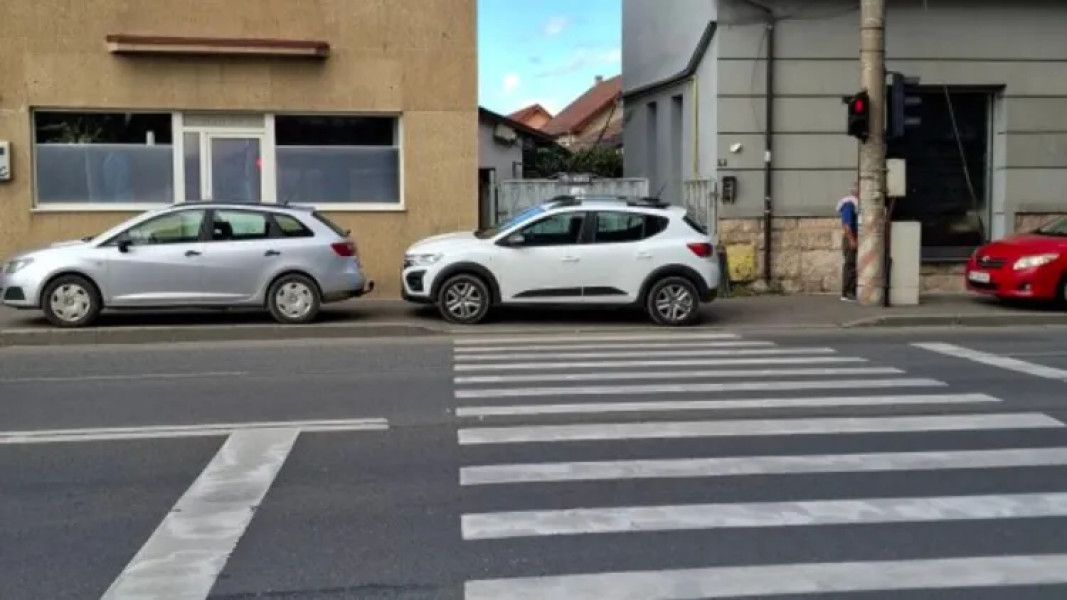 Trei maşini blochează trotuarul şi trecerea de pietoni în Cluj