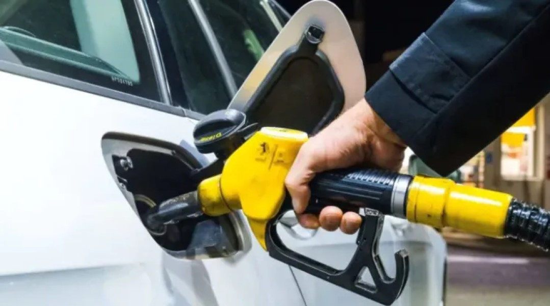 Românii se confruntă cu a treia majorare consecutivă a prețului carburanților în septembrie