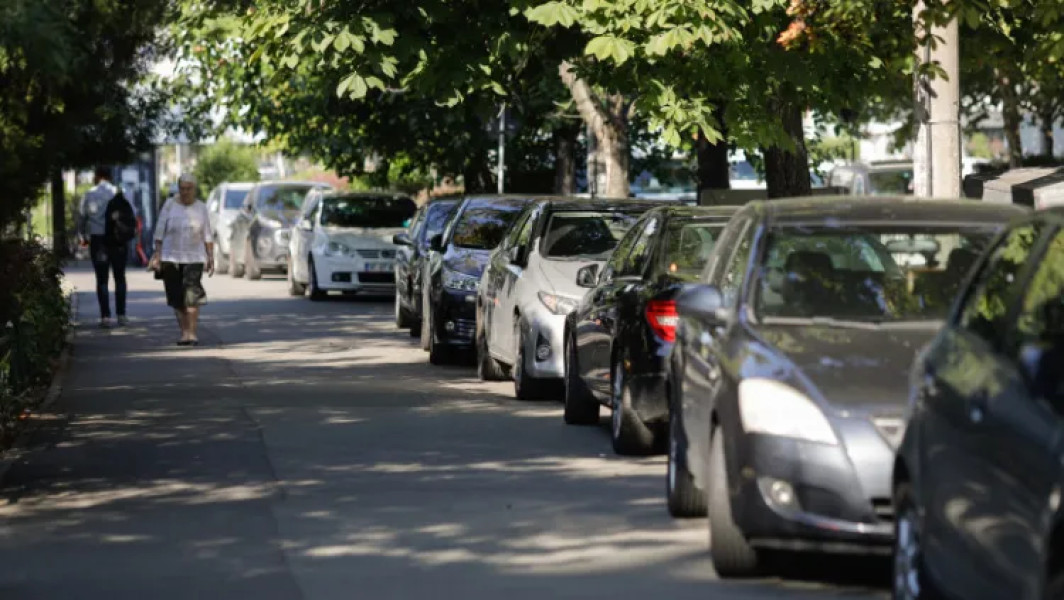 Parcarea pe trotuar blochează circulația pietonală pe strada Emil Petrovici din Cluj-Napoca