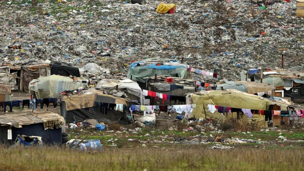 Peste 1.000 de persoane trăiesc în condiții precare lângă groapa de gunoi din Cluj