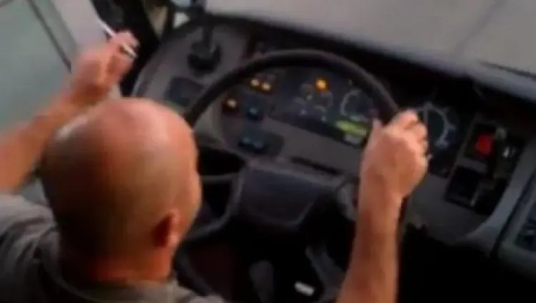 Șofer surprins aruncând mucurile de țigară pe geam în trafic