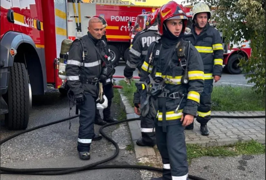 Incendiu la o societate comercială din Gherla, intervenție rapidă a pompierilor