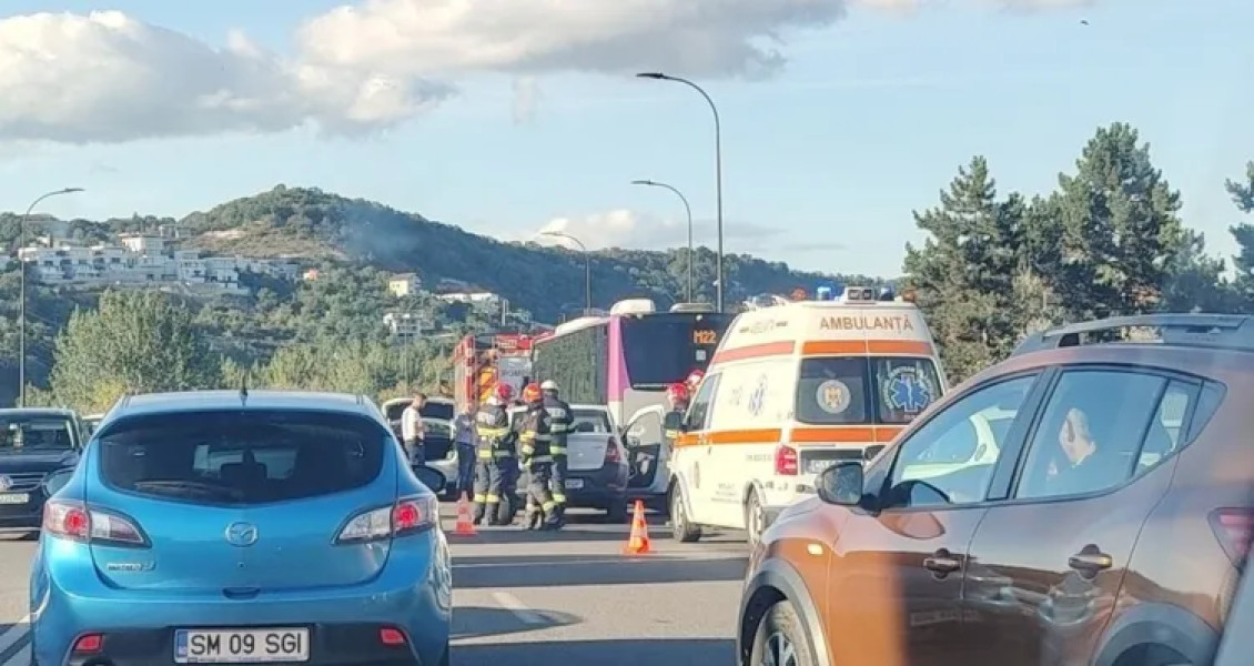 Accident în Mănăștur: o Dacia Logan a lovit un autobuz pe strada Bucium