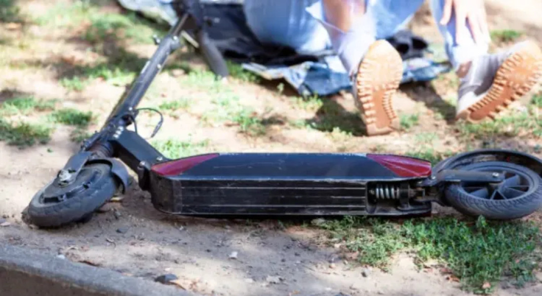 Un clujean protestează față de percepția negativă asupra trotinetelor electrice după tragedia de la Piatra-Neamț