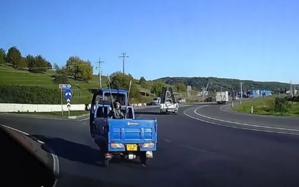 Copil transportat periculos într-un vehicul cu trei roți lângă Cluj-Napoca